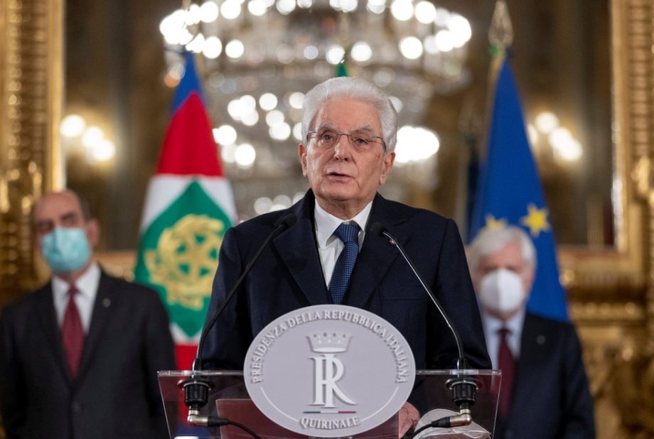Sergio Mattarella foi eleito pelo parlamento para um segundo mandato de sete anos como chefe de Estado.
