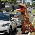 Dinossauro foi no meio da Avenida Afonso Pena pedir ajuda por estar em 'extinção'