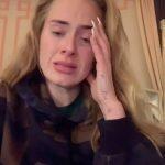 Adele em vídeo anunciando o cancelamento
