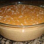 Coloque o arroz doce ainda quente em um refratário