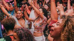 Foliões agitam festas de carnaval do bloco Capivara Blasé em Campo Grande