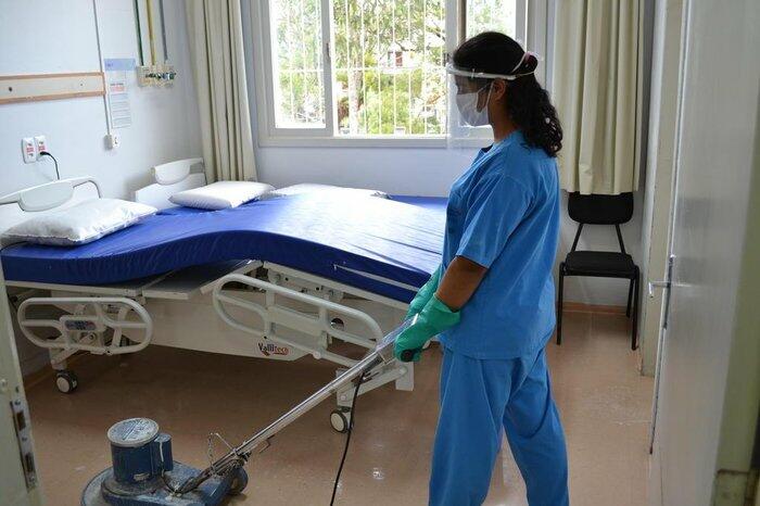 Funcionários de empresa que presta serviços de limpeza para Sesau denunciam descontos irregulares nos salários