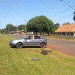 Carro foi abandonado no canteiro da avenida