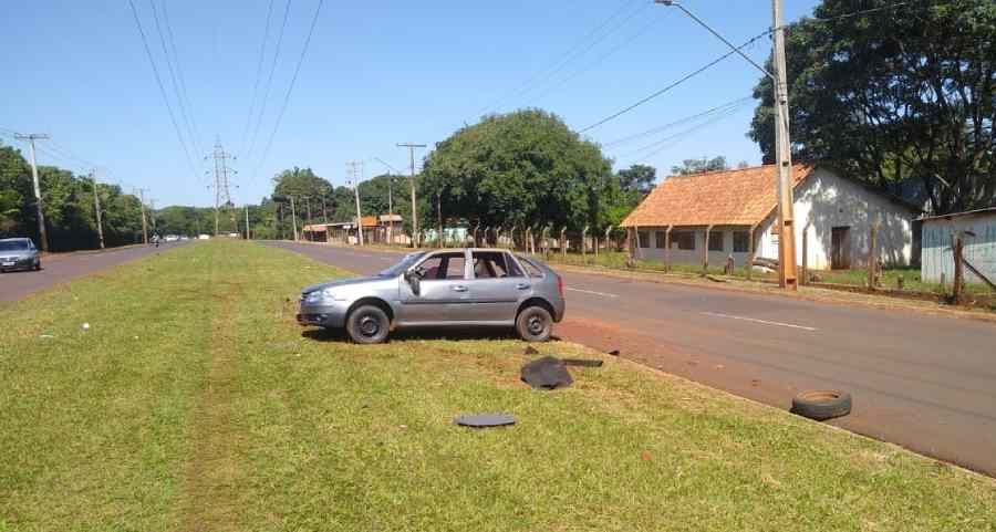 Carro foi abandonado no canteiro da avenida