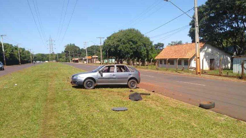 Carro foi abandonado no canteiro da avenida - (Foto: Leitor Midiamax)