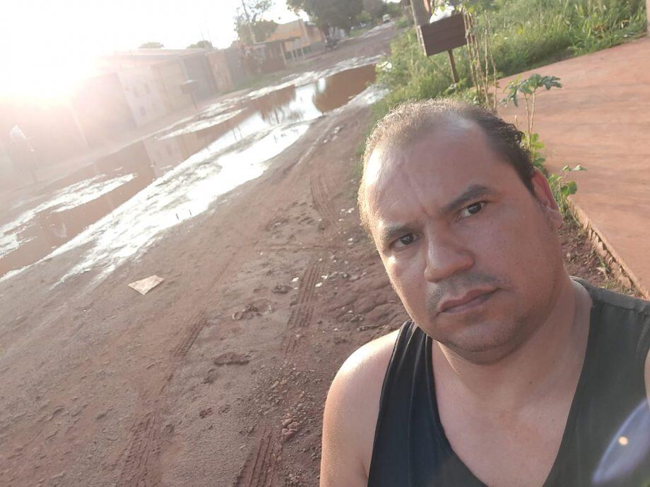 Valdney Sampaio é cadeirante e tem dificuldades para transitar na rua de sua casa.