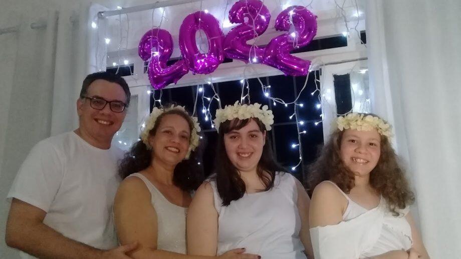 Erico com a esposa Carla e as filhas Milena