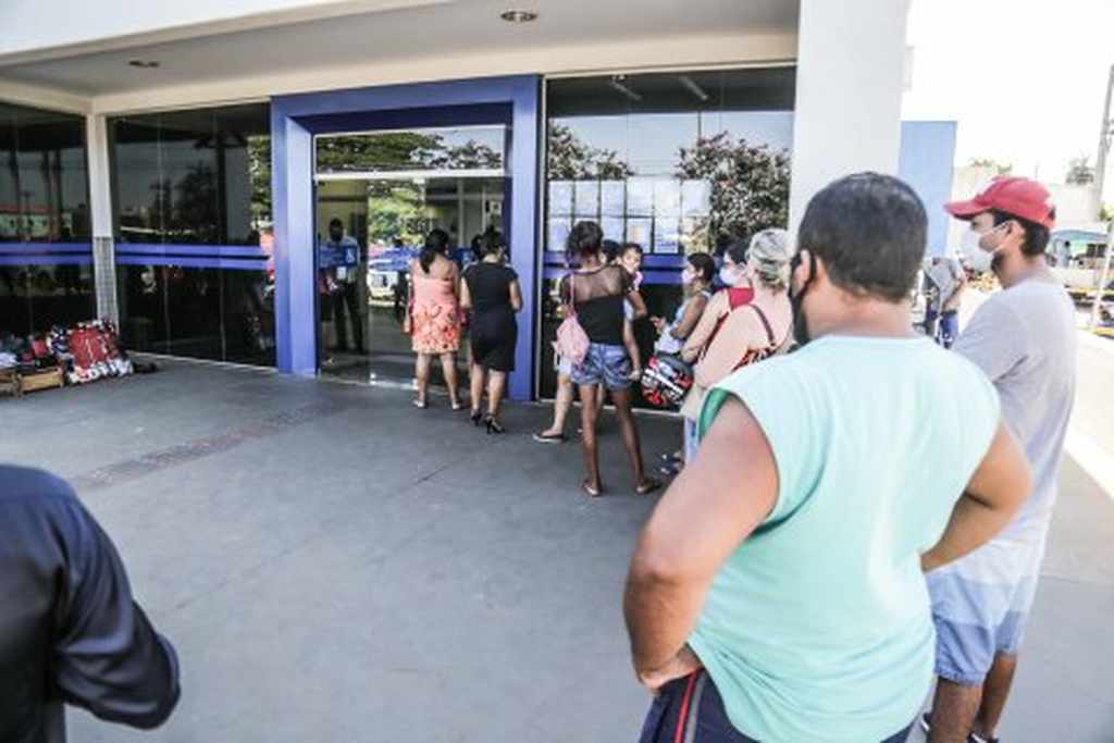 Clientes esperam horas na fila em busca de atendimento