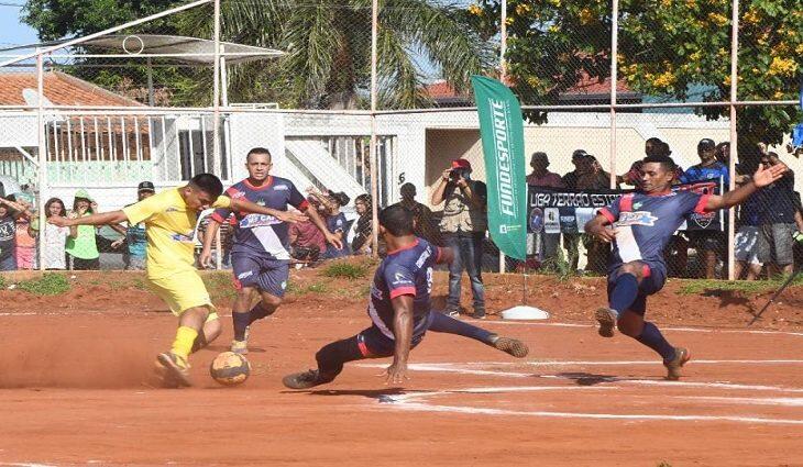 Carlão aproveitou a boa bola e cravou o placar final.
