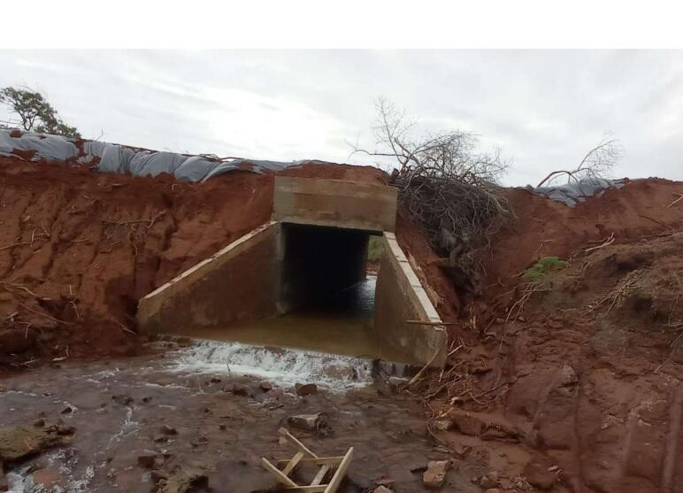 Imagem anexada ao processo mostra bueiro construído pela prefeitura