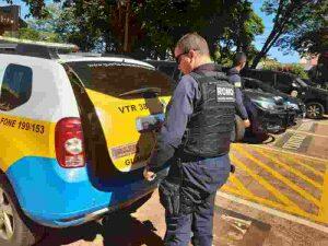 Agente municipal durante ação em frente à Depac de Dourados