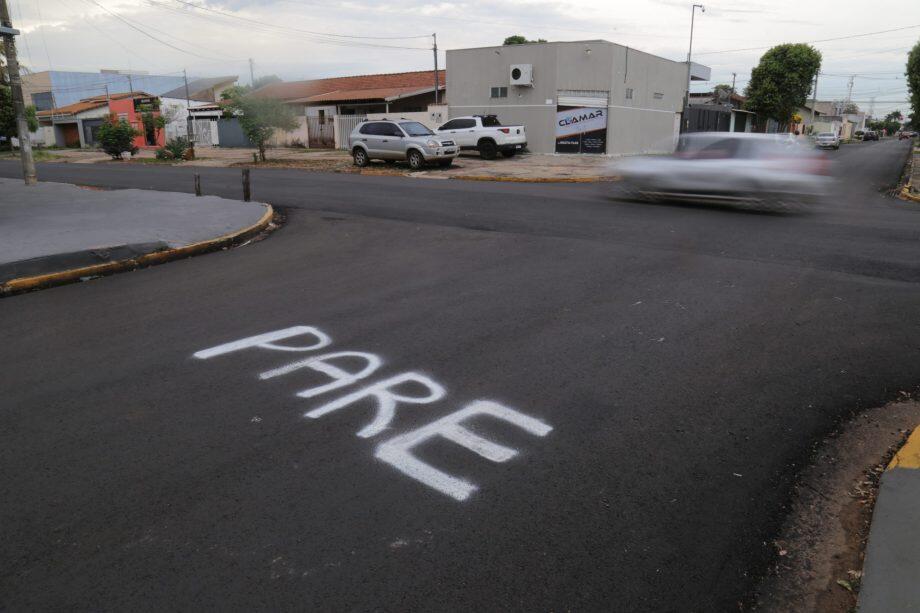 Sinalização pintada por um morador no Tiradentes