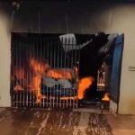Carro pegou fogo na garagem da residência