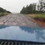 Motoristas precisam desviar de buracos.