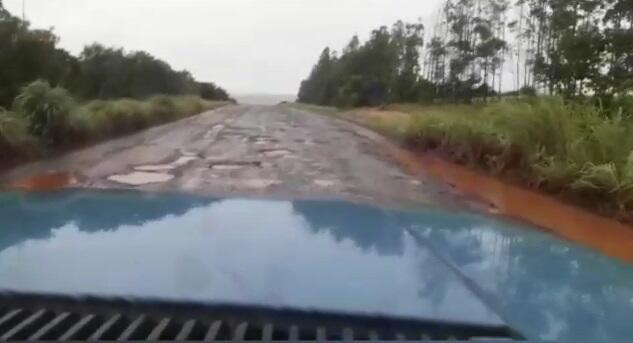 Motoristas precisam desviar de buracos.