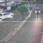 Imagem mostra momento em que fugitivos cruzaram por caminhonetes da polícia