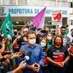 Marquinhos em frente à Prefeitura conversando com professores