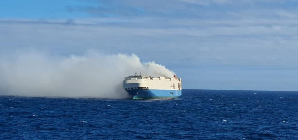 Navio em chamas