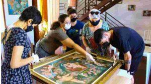 Equipes higienizam obras antes do transporte para museus em Campo Grande