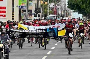 Grupo se reuniu para homenagear a ciclista
