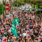 Professores se encaminhando à Prefeitura