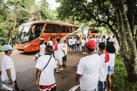 Famílias se concentraram no estacionamento do Parque dos Poderes.