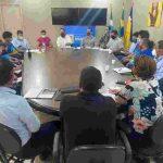 Representantes da prefeitura e dos servidores