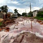 A falta de pavimentação na rua gera transtorno há anos