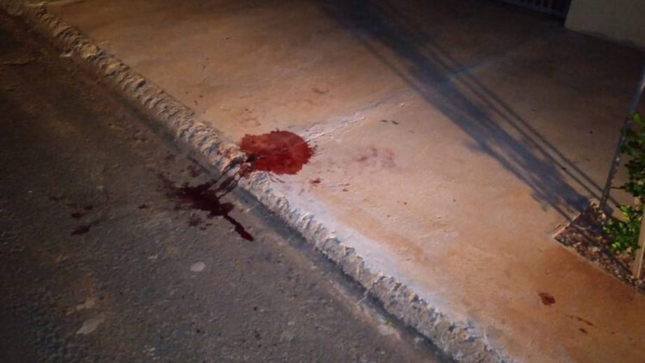 Briga e troca de tiros acaba com homem ferido em frente a bar