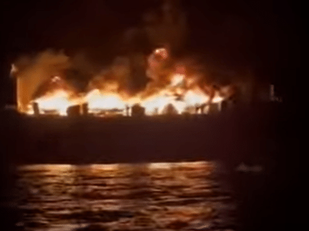 Navio da empresa italiana Grimaldi pega fogo na madrugada desta sexta-feira (18).
