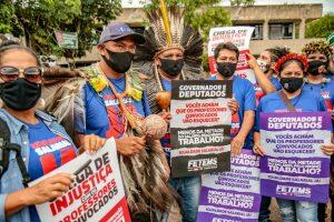 Servidores em mobilização em frente à SED.