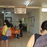 Pacientes aguardam vacinação contra covid-19 na UBS Jockey Club.