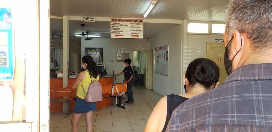 Pacientes aguardam vacinação contra covid-19 na UBS Jockey Club.