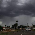 A previsão é de chuvas entre 20 e 30 milímetros por hora ou até 50 milímetros por dia