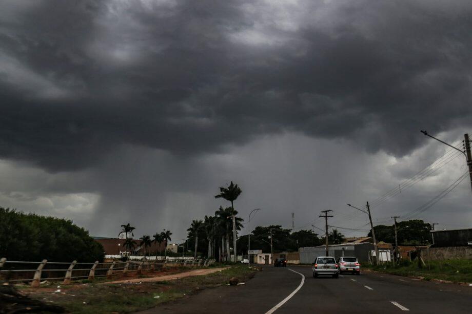 A previsão é de chuvas entre 20 e 30 milímetros por hora ou até 50 milímetros por dia