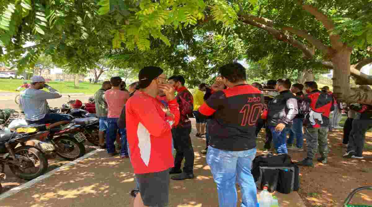 Motoentregadores se concentram nos Altos da Afonso Pena e reivindicam melhorias no aplicativo