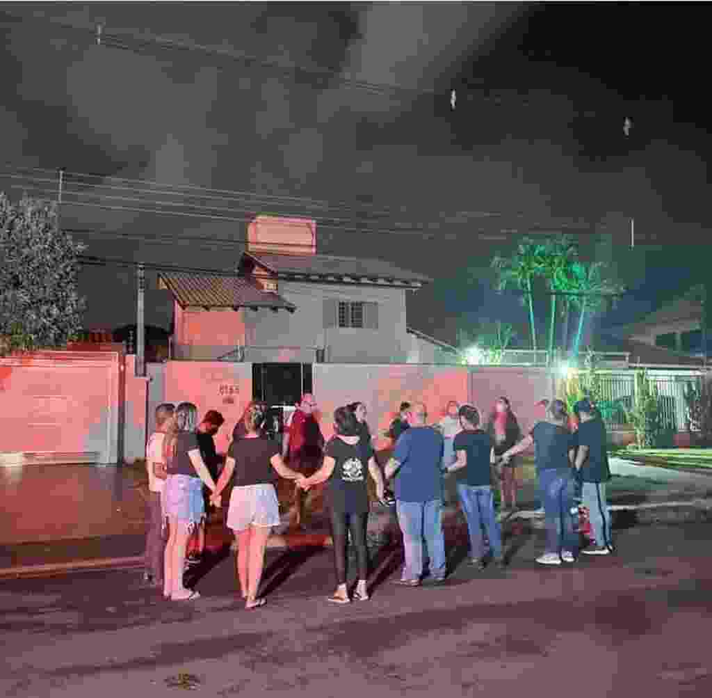Grupo se reuniu para fazer preces depois da morte da gata "Xispita"