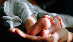 Mãe e bebê precisam de apoio de uma rede e não podem ficar sempre sozinhos