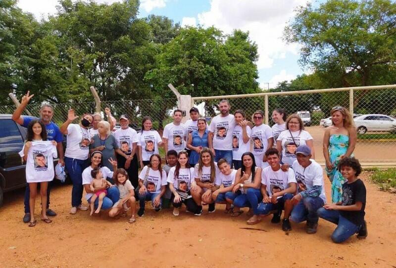 Família juntamente com Valter em frente ao presídio de Naviraí