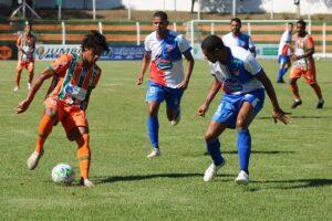 Naviraiense (de laranja) disputa o Estadual 2022