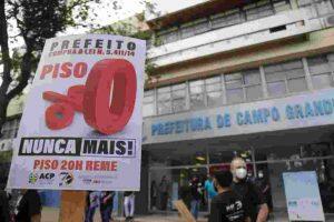 Dezenas de professores se reuniram em frente a Prefeitura de Campo Grande na tarde de hoje