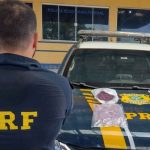 Droga foi apreendida na mochila da suspeita