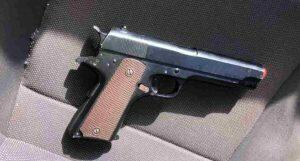 Arma de Airsoft que teria aparecido nas imagens.