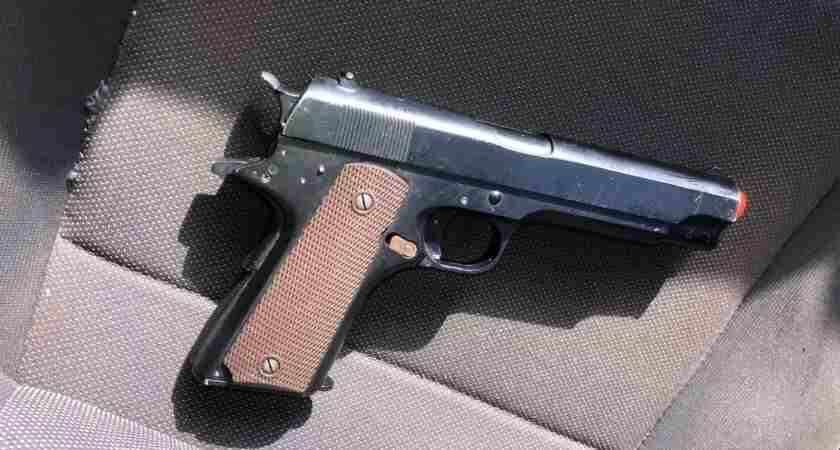 Arma de Airsoft que teria aparecido nas imagens.