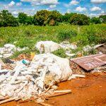 Moradores reclamam da sujeira do local.