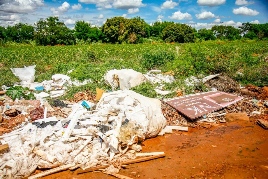 Moradores reclamam da sujeira do local.