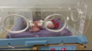 A jovem só teria conseguido realizar uma cesárea após a troca de plantões dos médicos.
