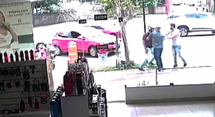 Motorista e motociclista trocaram socos na avenida