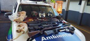 Homens foram presos por caça ilegal com animais abatidos e armas.