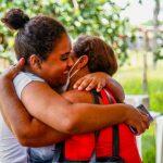Família se abraça após ser sorteada.